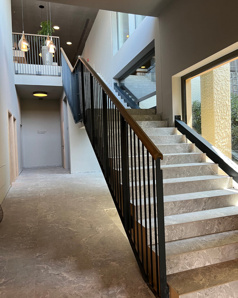 Il perfetto connubio tra sicurezza ed estetica: Scale e Parapetti in Carpenteria Metallica