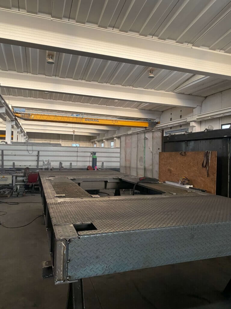 Il cuore d’acciaio della fabbrica: come progettare strutture di sostegno per macchinari industriali efficienti e sicure
